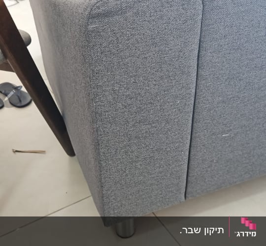 ספה אפורה עם רגלי מתכת על רצפת קרמיקה